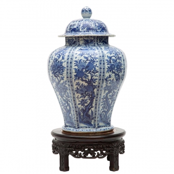 Een blauw wit Kangxi vaas op een houten standaard