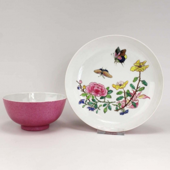 A large ruby-pink back famille rose dish and bowl
